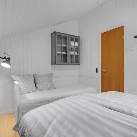 Beautiful In Rm With 2 Bedrooms, Wifi And Sauna *